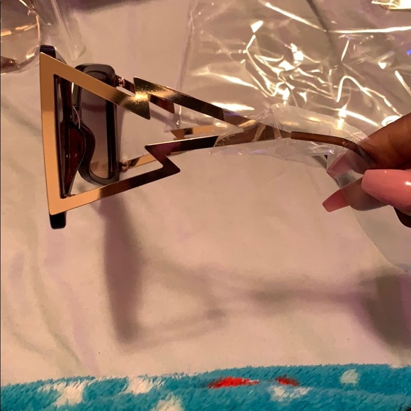 Square shades 😎 - Picture 4 of 5